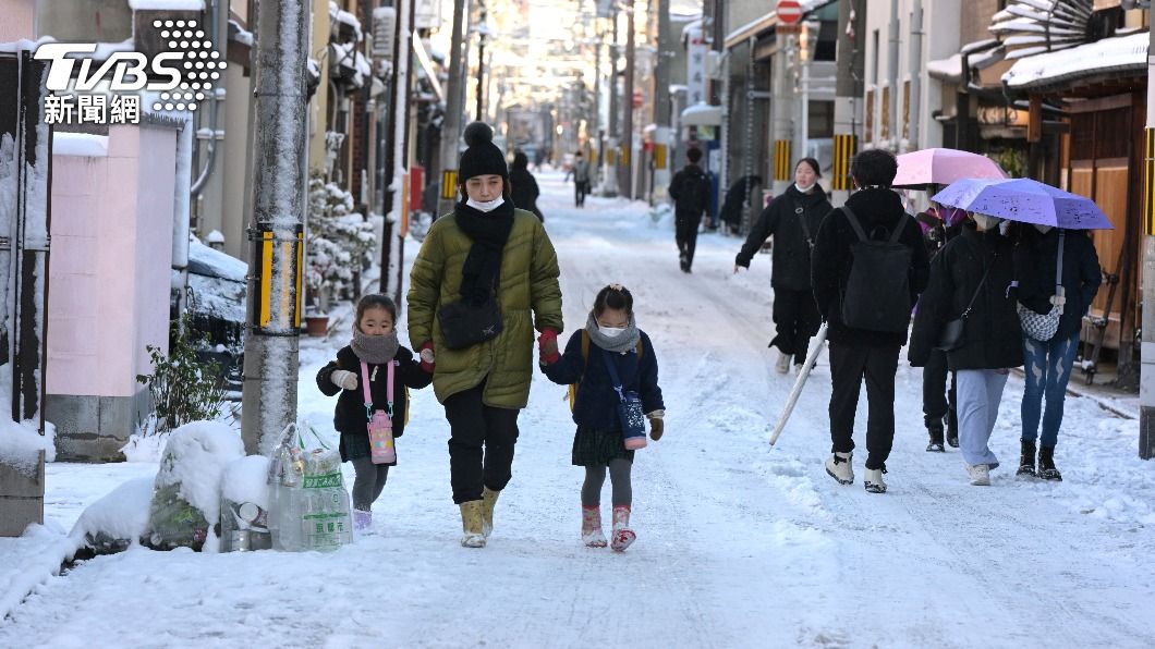 日本各地都遭到厚厚的積雪覆蓋。(圖/達志影像美聯社)