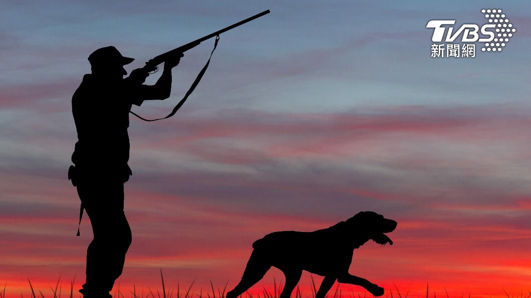 離奇!寵物犬疑「誤踩槍枝」導致走火 美國男當場遭擊斃