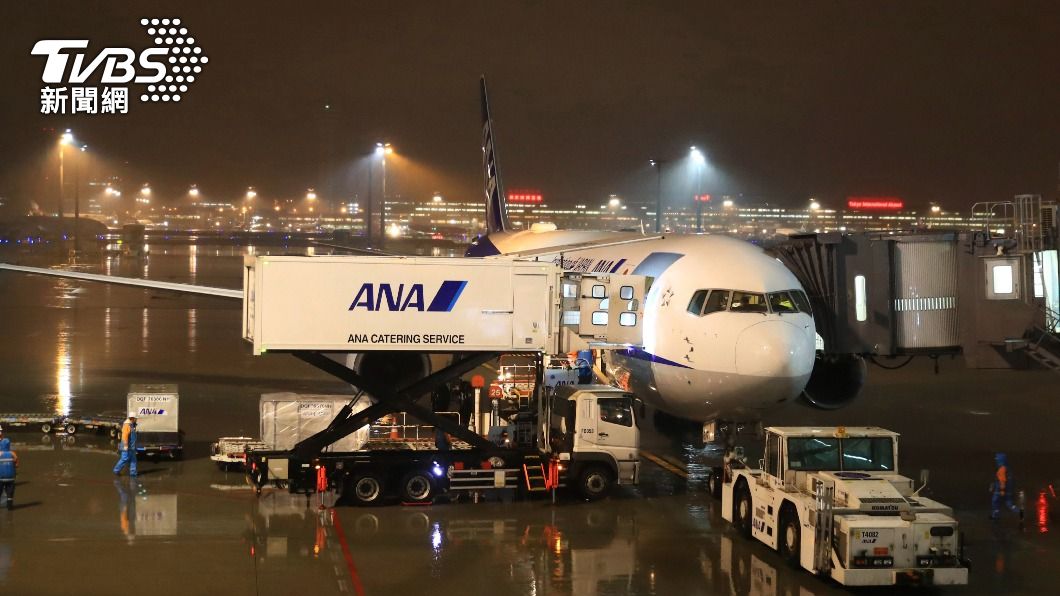 成田機場-2.6度!跑道凍到結冰 飛機打滑撞到卸貨車