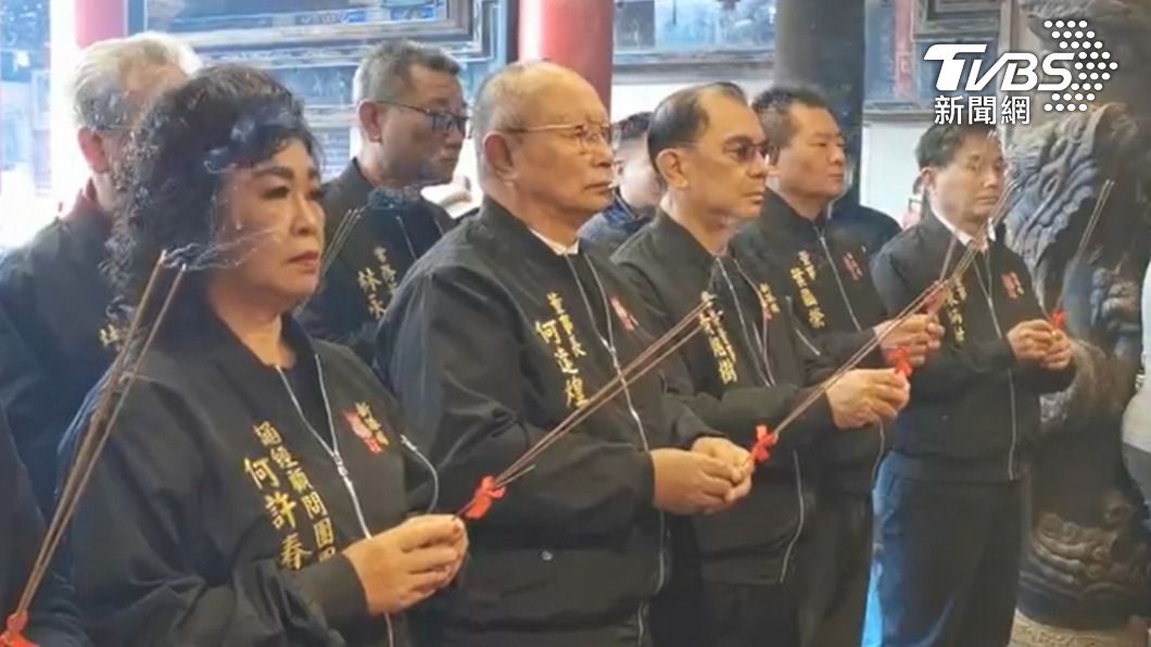 新港奉天宮抽國運籤。(圖/TVBS)