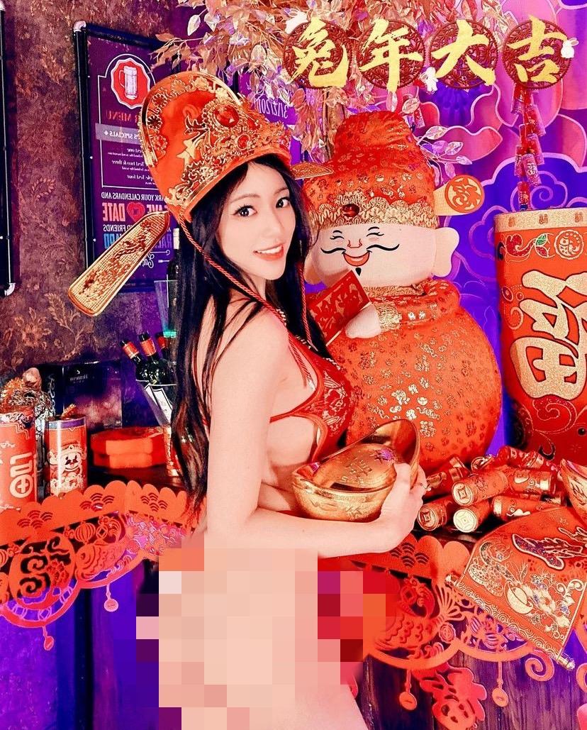 謝立琪背部肉色一片。(圖/翻攝自謝立琪(Kiki)IG)