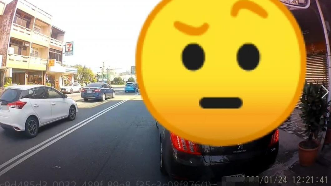 黑車違規擋住去路。(圖/翻攝自記者爆料網)