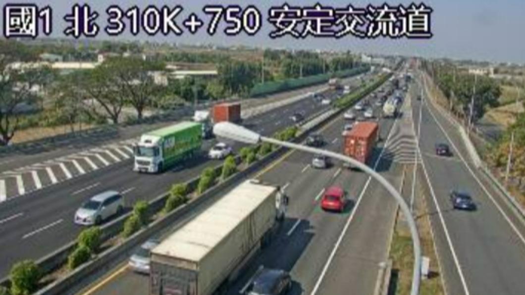 國一安定段3車追撞!中、內線占用 車流一度回堵7K