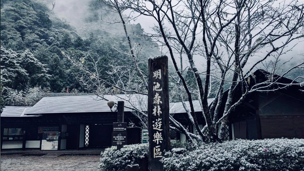 寒流發威 宜蘭明池降下冰霰與雪花