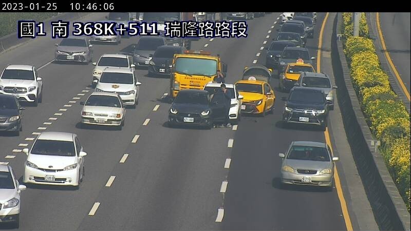 10時43分國1南向368.3公里發生3小客車追撞事故占中線車道。(圖/高公局提供)