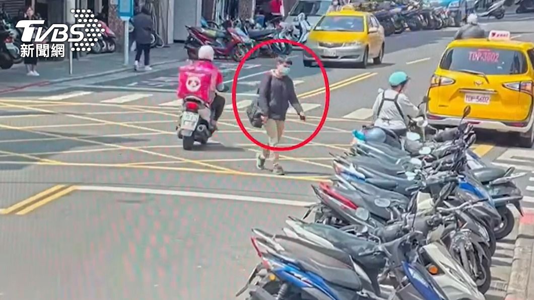 另名林姓男子接獲指示到超商領取包裹。(圖/TVBS)