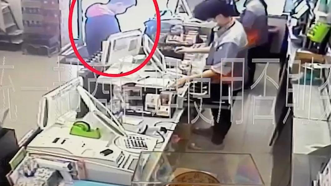 林男到超商領取包裹。(圖/警方提供)