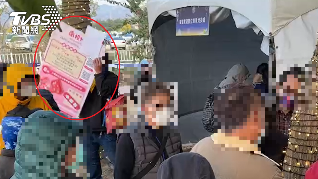 民眾砸活動看板。(圖/TVBS)