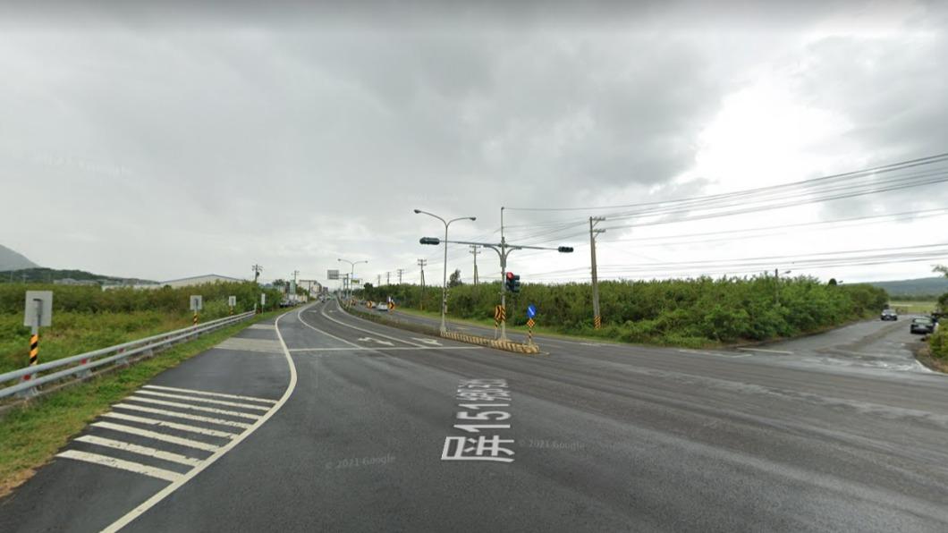 恆春吹怪風!2379戶6度停電 居民過年夜克難打牌