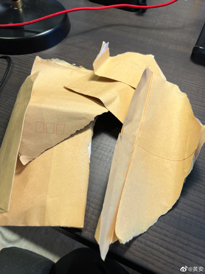 黃安氣得將PCR證明撕毀。(圖/翻攝自黃安微博)