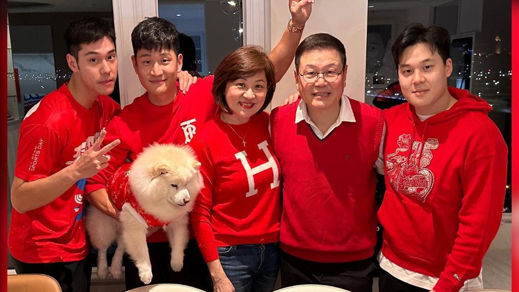 周興哲（左二）一家穿紅衣吃團圓飯。（圖／翻攝自周興哲臉書）