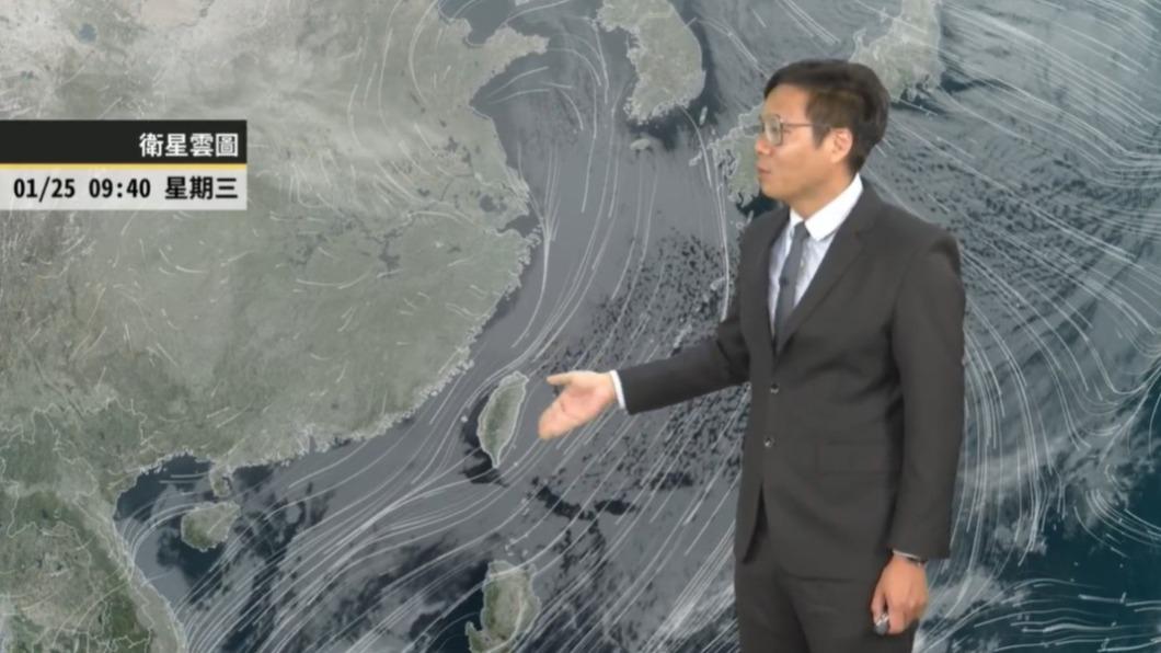 目前台灣雲層聚集在北部及東北部上方。(圖/擷取自天氣風險)