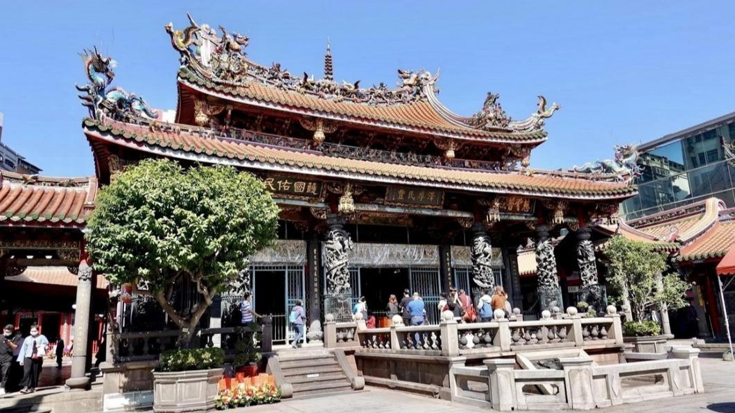 艋舺龍山寺是台北三大廟之一,同時也是國定古蹟。(圖/貓大爺部落格提供)