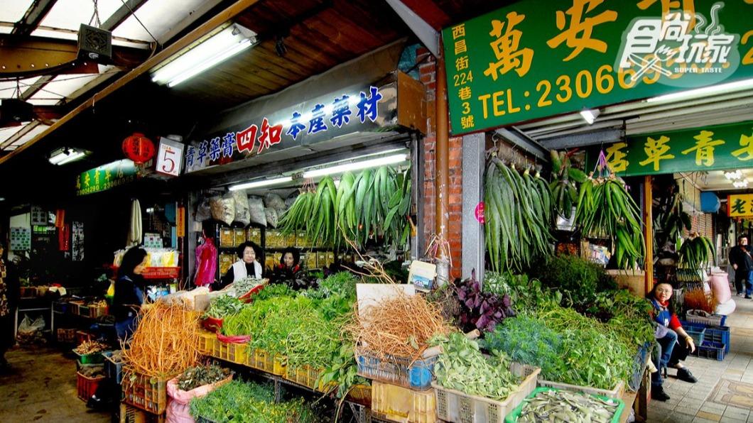 在224巷中,有10多家藥草店聚集。(圖/食尚玩家)