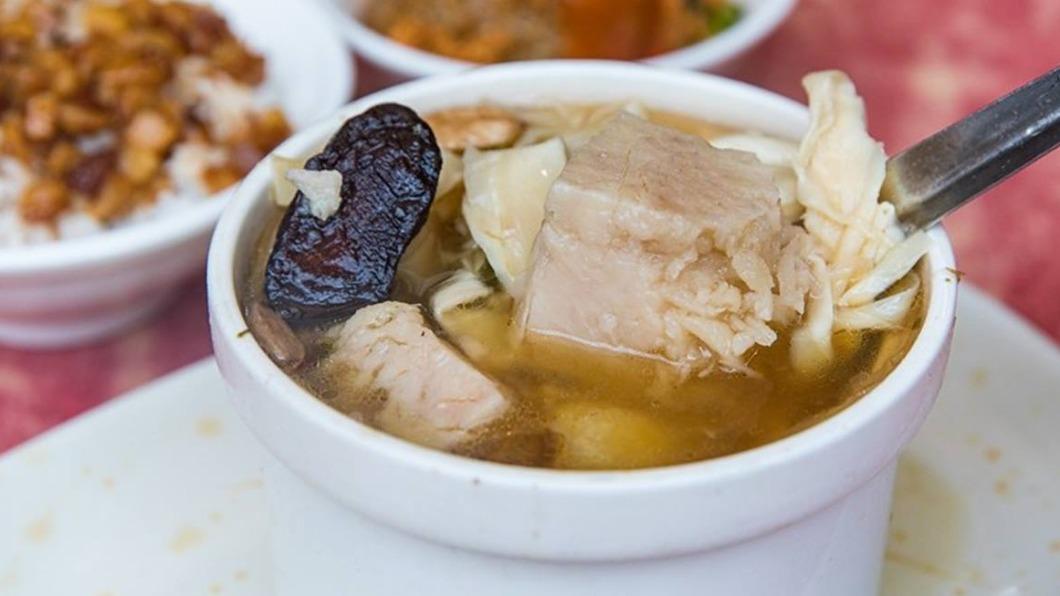 佛跳牆有炸過的鳥蛋、香菇、還有杏鮑菇、栗子,配料相當豐富。(圖/小虎食夢網提供)
