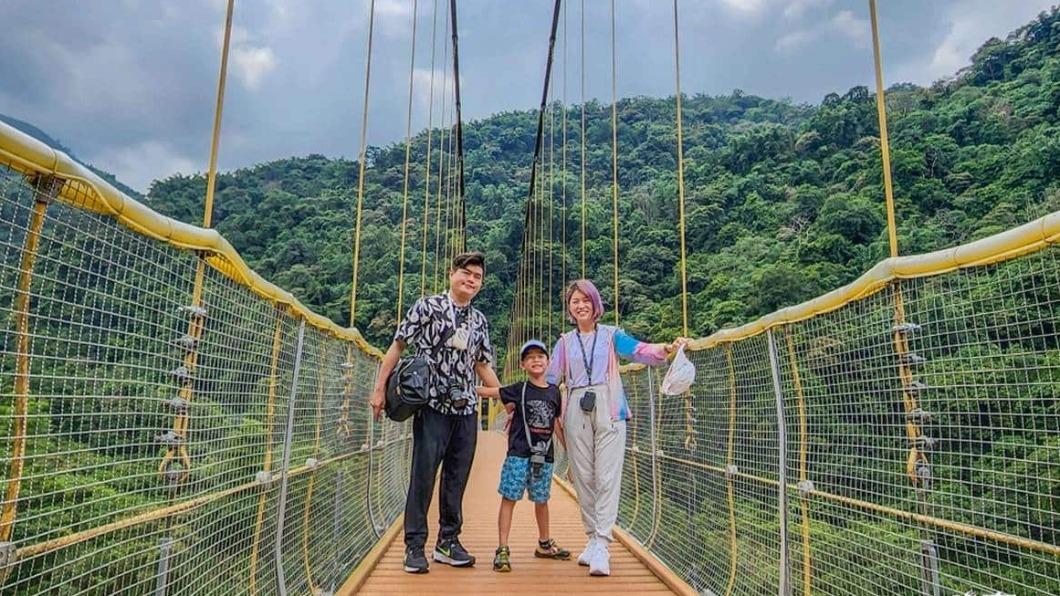 「瑞龍吊橋」是通往瀑布的必經之路,吊橋橋面很寬,比想像中更好走,走起來也不會很晃。(圖/剎有其食提供)