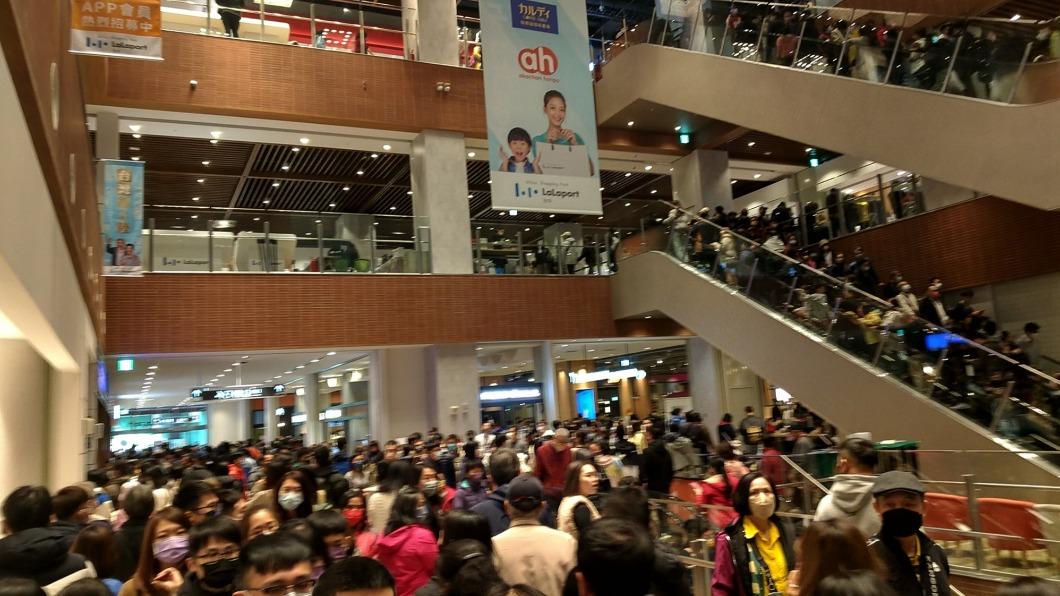 歐吉桑貼出LaLaport館內人潮。（圖／翻攝自日本人的歐吉桑 ・台湾在住の日本人のおじさん臉書）
