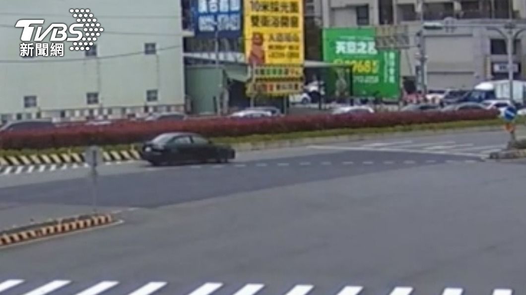 黑車逆向上高架。（圖／TVBS）