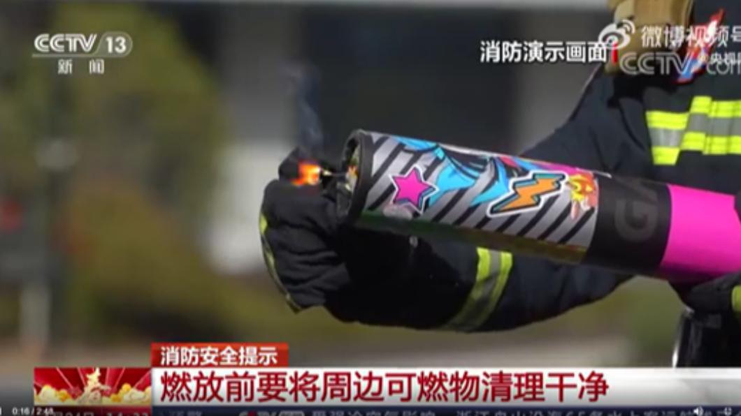 大陸消防人員實測網紅「加特林」煙火威力。(圖/翻攝自央視新聞)