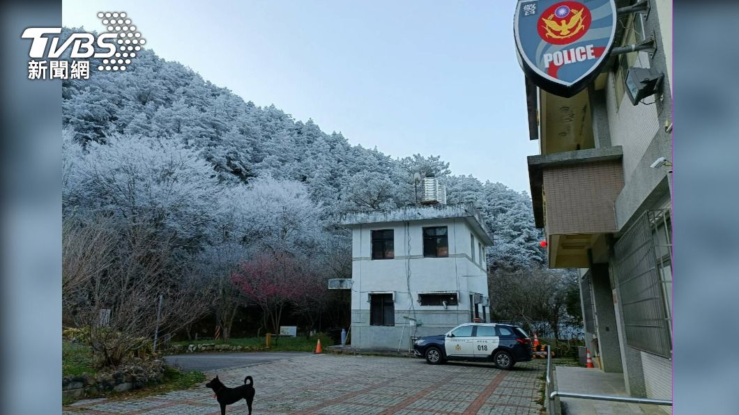 勝光派出所被雪覆蓋。（圖／和平分局提供）