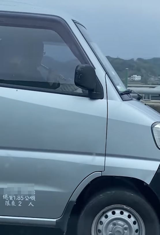 男駕駛真的在吹笛子。(圖/翻攝自爆怨公社)