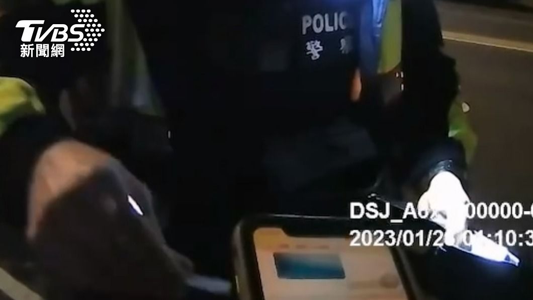 警方在男子皮夾內搜出毒品。（圖／TVBS）