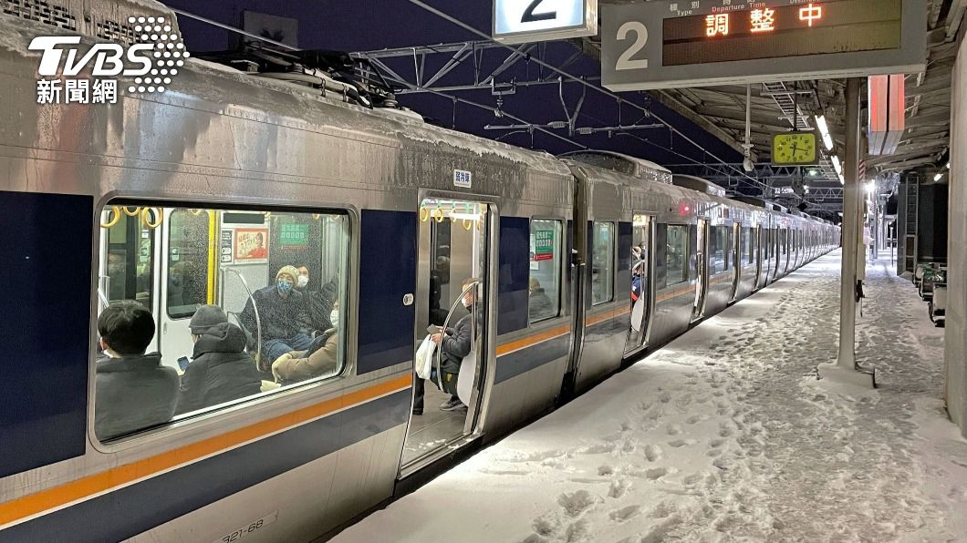 深夜堵到天亮!北海道月台鐵軌被雪埋 乘客暴風雪中逃離電車