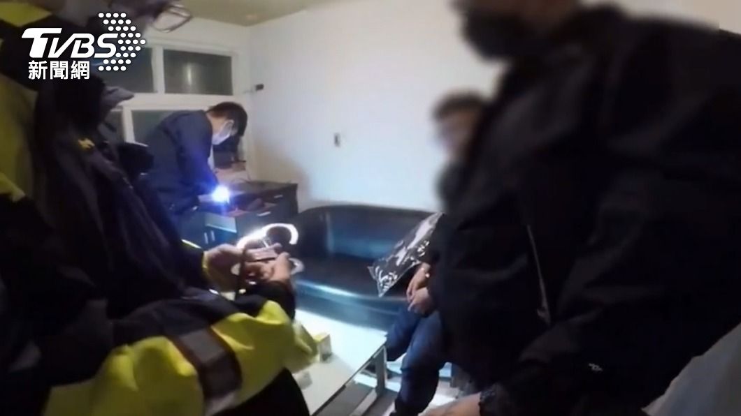 員警將2人上銬。(圖/TVBS)