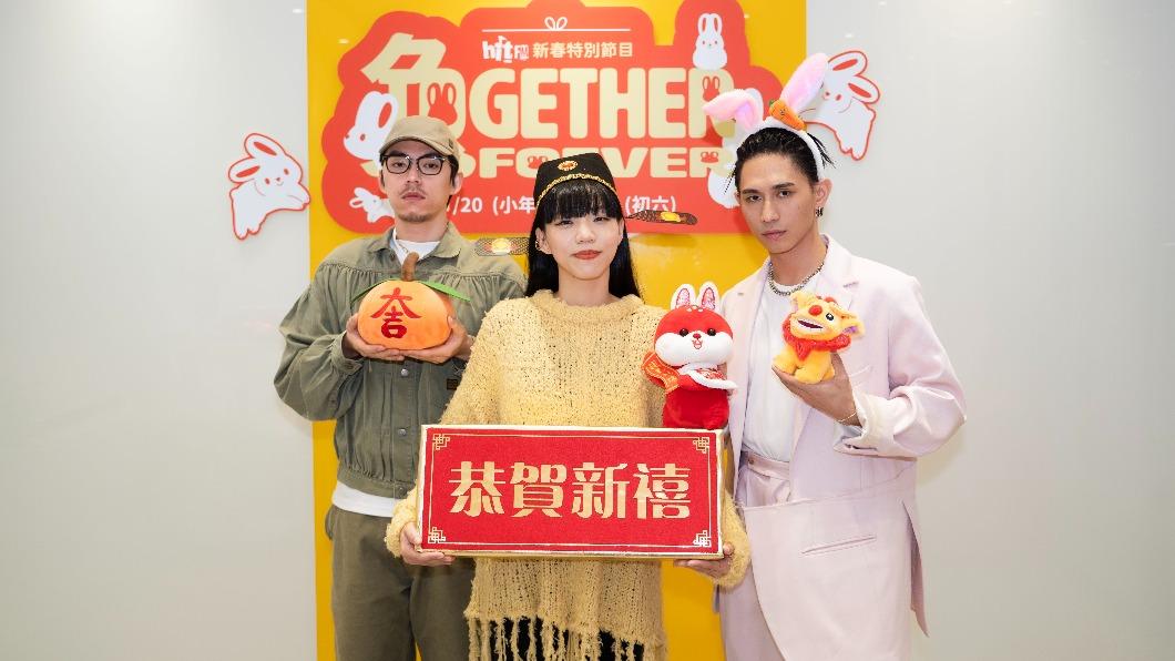 HUSH(左)、洪佩瑜(中)、柏霖PoLin在節目中許下新年新希望。(圖/Hit Fm聯播網提供)