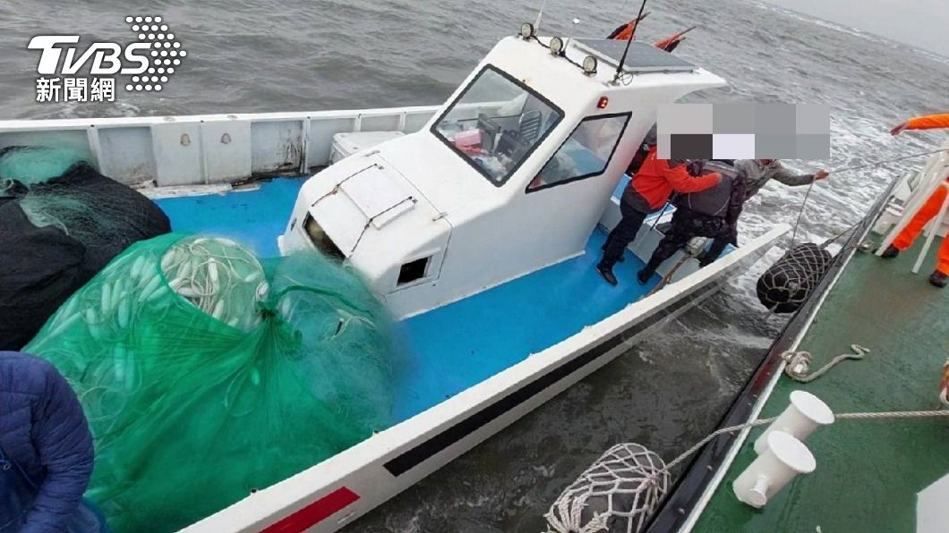寒流來襲還是要釣!雲林外海慘翻船 3人直升機吊掛送醫