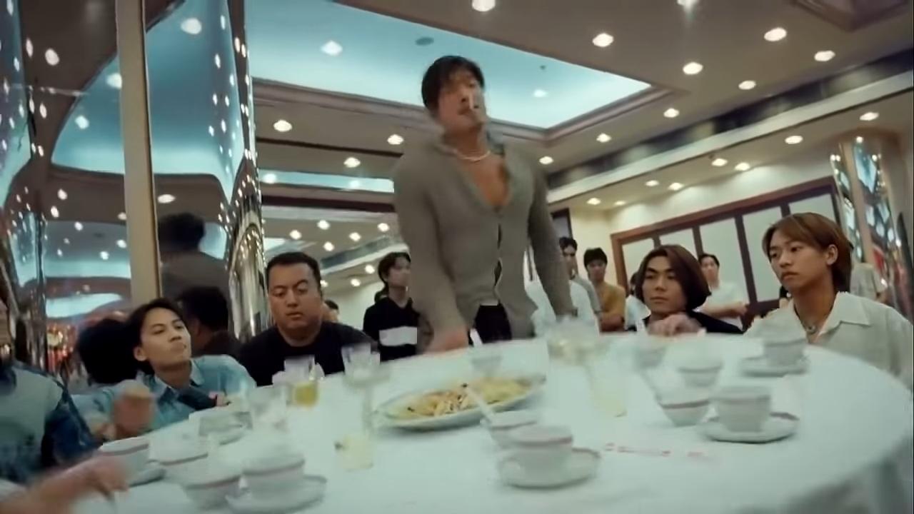 「烏鴉」翻桌場面是網友愛用的哏圖。(圖/翻攝自香港爆笑影片YouTube)