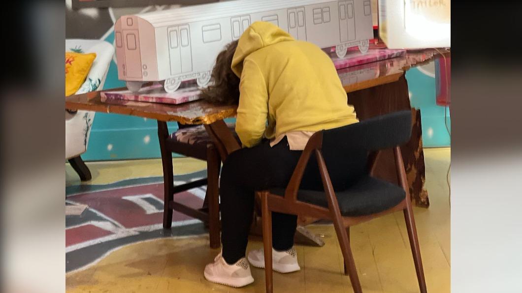 警方獲報後到場發現這是名假人。(圖/翻攝自Laz Emporium臉書)