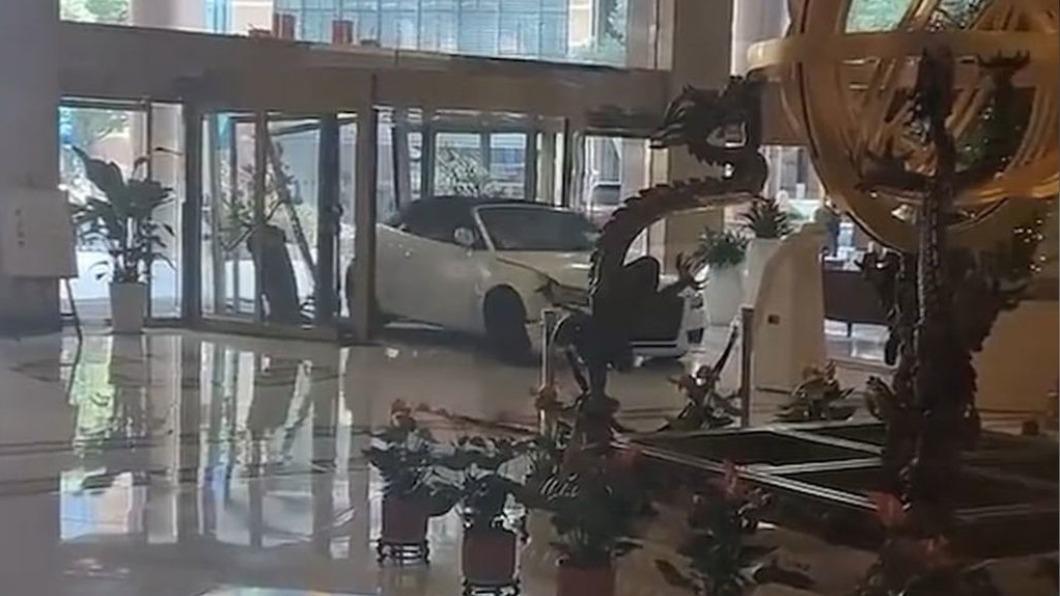 上海一名男子跟飯店工作人員吵架後,決定開車撞進大廳。(圖/翻攝自@Byron_Wan推特)