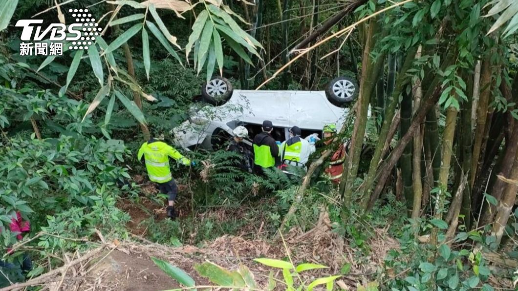 基隆女一家5口赴東眼山玩 路況不熟整車翻落10米山谷