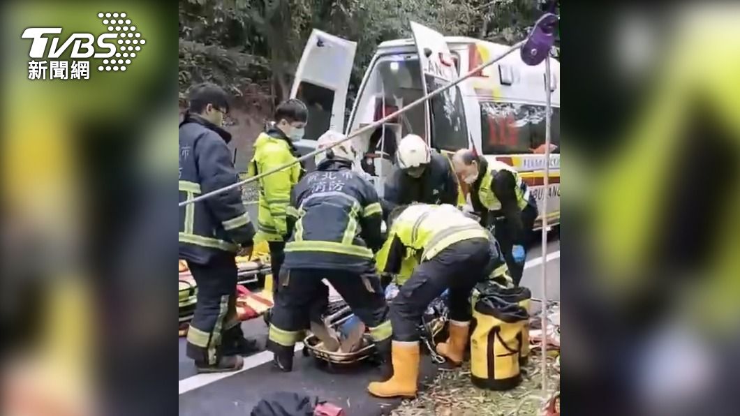 消防人員利用繩索將人吊掛上來。(圖/TVBS)