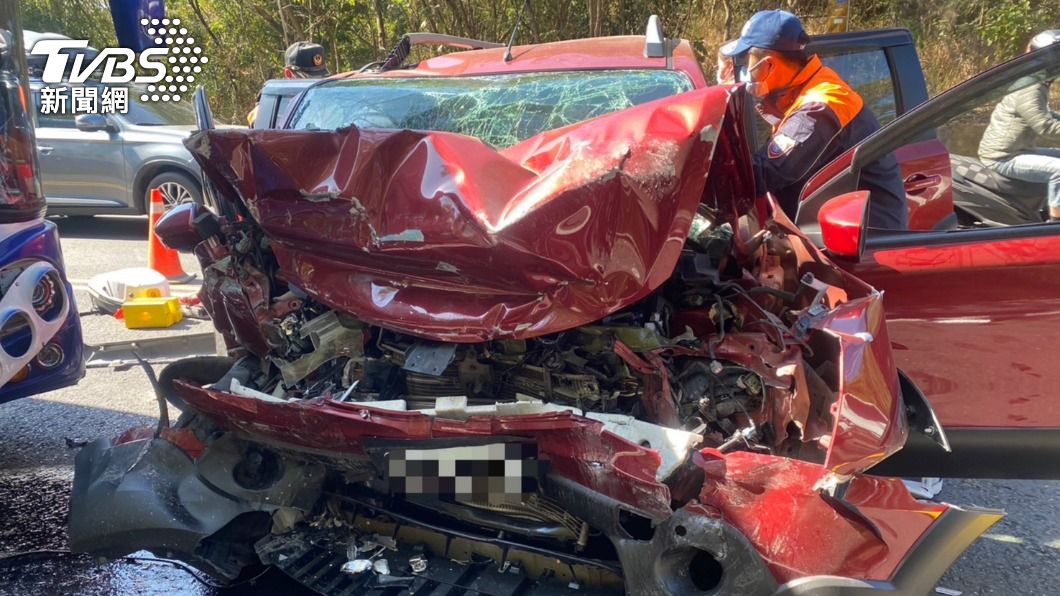 美濃老翁逆向對撞遊覽車!車頭凹成廢鐵 妻命危送醫