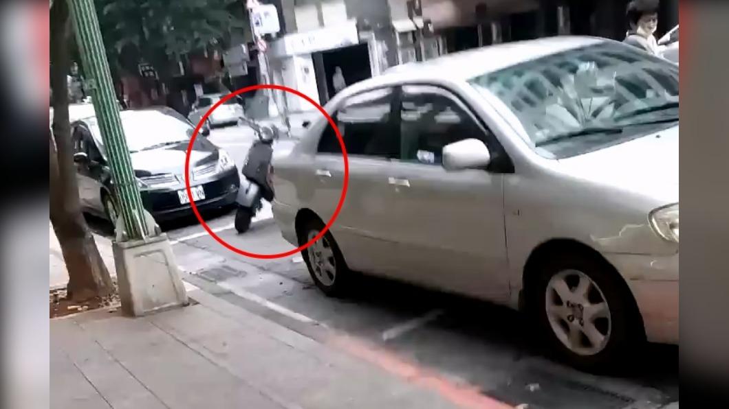 女駕駛為了停進自家銀色車而移動重機。(圖/YouTube WoWtchout - 地圖型行車影像分享平台)