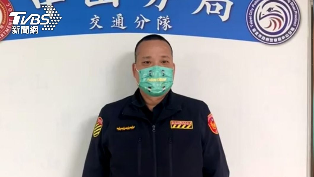 中山交通分隊小隊長沈光倫說明女駕駛行為可能挨罰。(圖/TVBS)