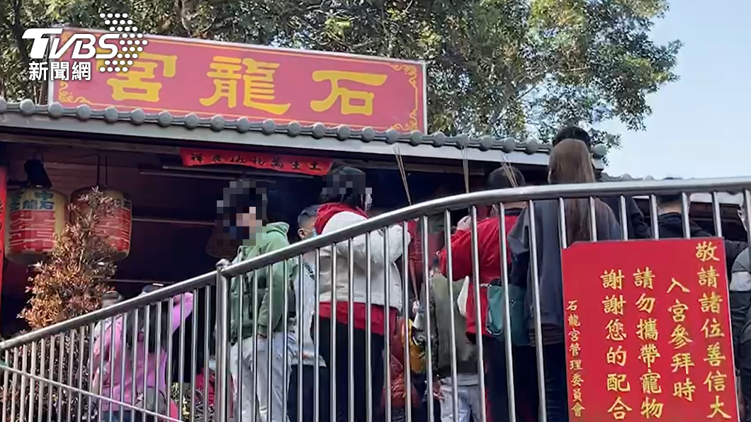 石龍宮擠滿了參拜的人潮。（圖／TVBS）