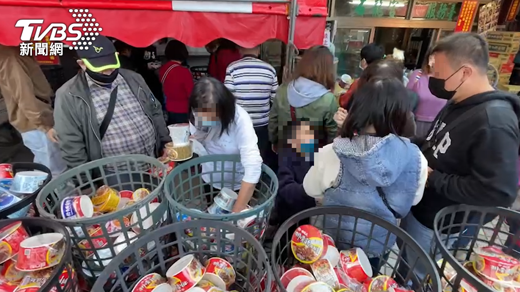 信徒準備泡麵來參拜。（圖／TVBS）