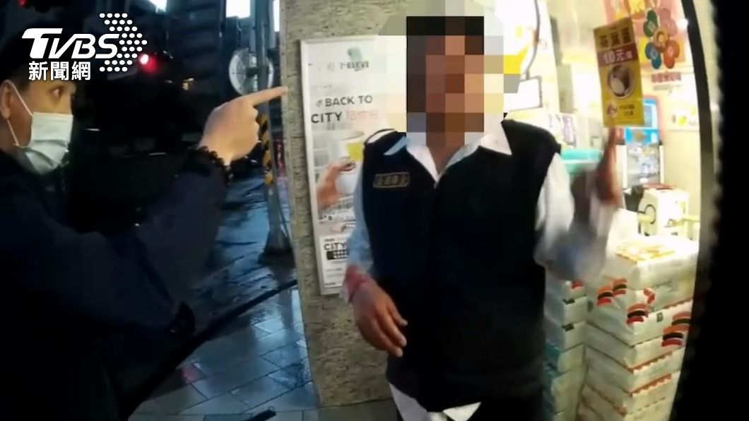 警方到場逮捕陳姓犯嫌。(圖/TVBS)