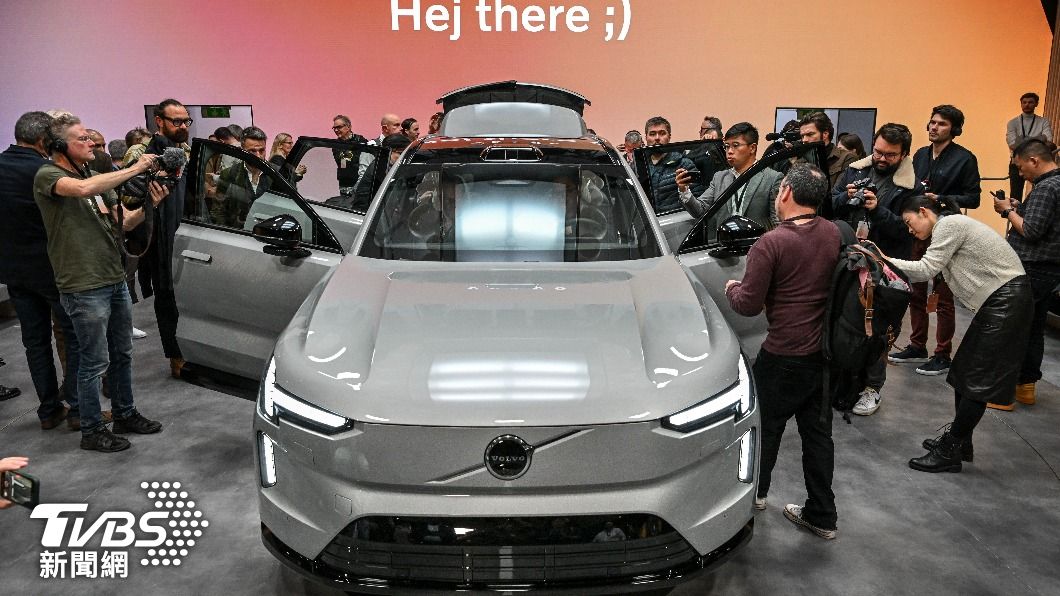 Volvo在美國CES特展公開的新型電動車EX90。(圖/達志影像美聯社)