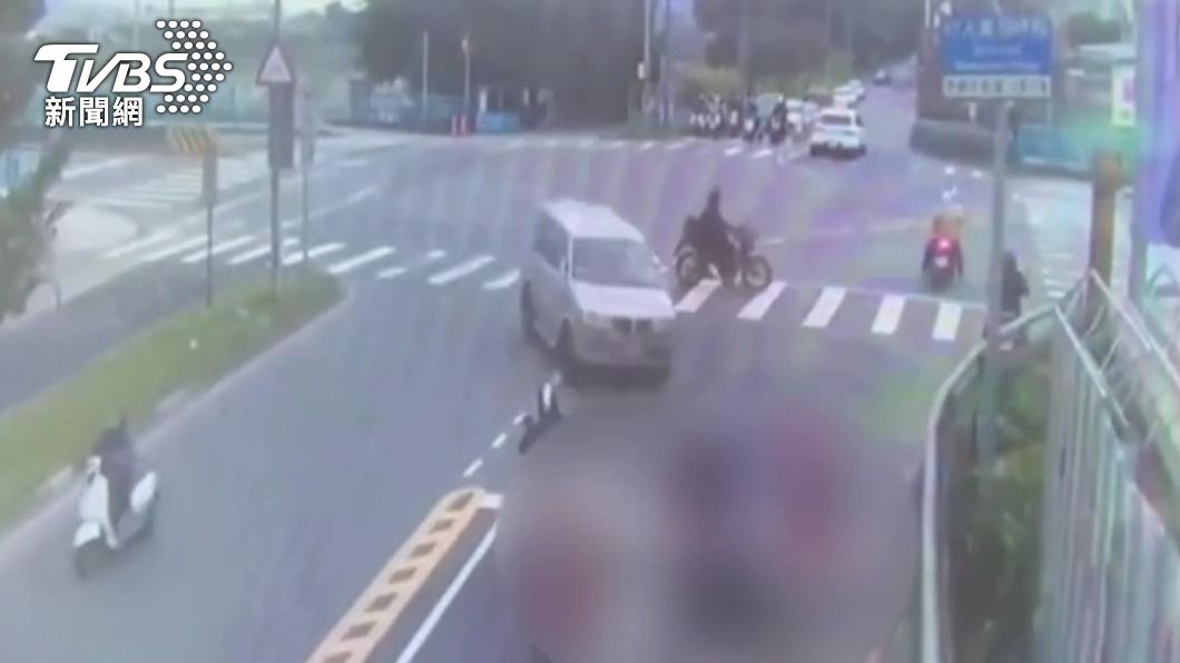 驚悚！女駕駛疑不熟路況　貨車暴衝逆向撞機車待轉區
