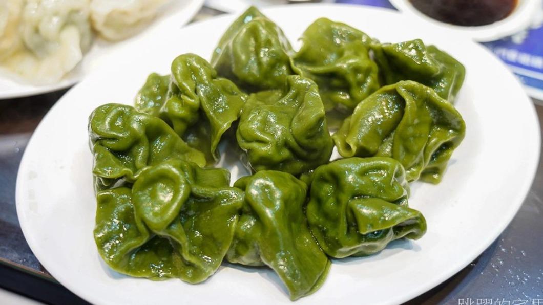 干貝水餃外皮加了綠藻所以是綠色的，一入口裡面是滿滿海味，完全不需要沾醬。（圖／跳躍的宅男提供）