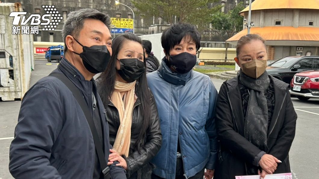 楊懷民(左一)、林美照(左二)、葉青(右二)一早現身告別式。(圖/陳郁文攝)