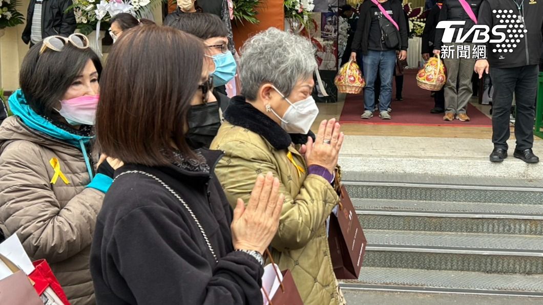 鳥來嬤(右)現身告別式,送好友連明月最後一程。(圖/陳郁文攝)