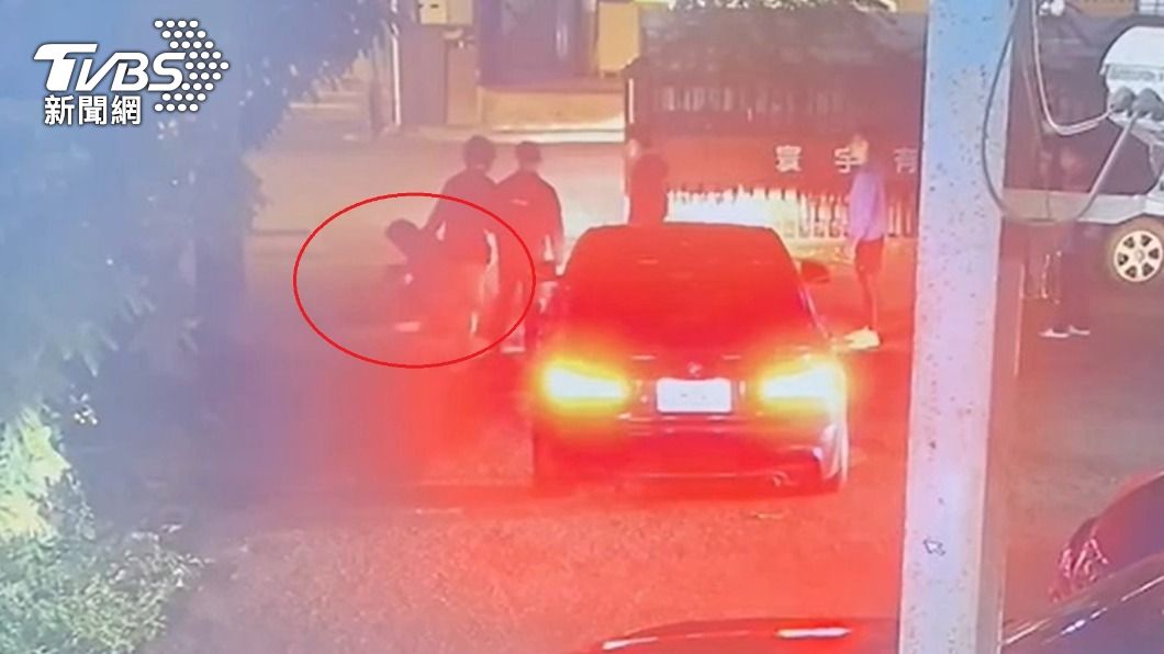 嫌羽球館太吵醉男持刀攔車嗆聲　下場超狼狽