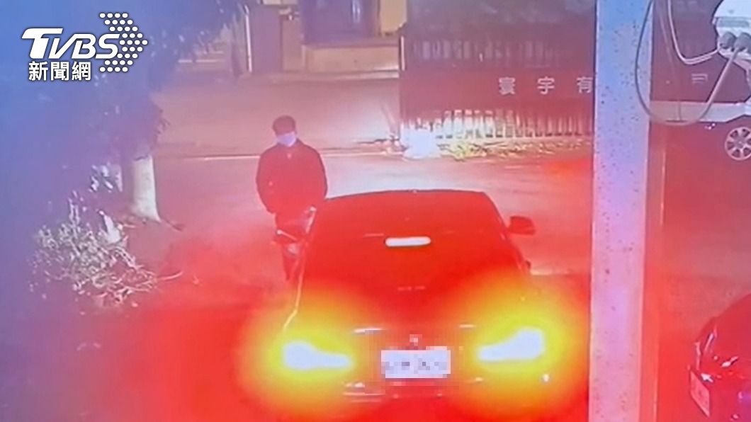 張男酒醉後持刀攔車。(圖/TVBS)
