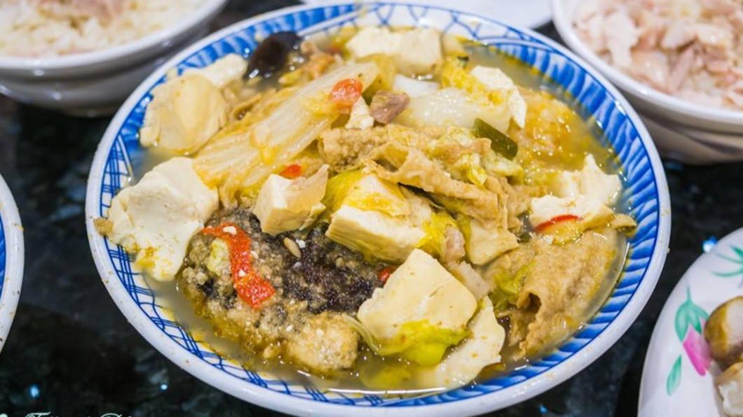 湯頭入口會先有濃醇的沙茶味帶點嗆辣，但是會愈喝愈好喝。（圖／小佳的幻想世界提供）