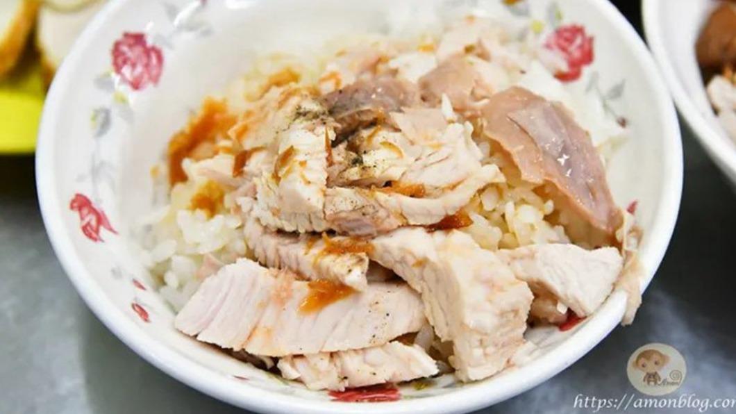 阿霞火雞肉飯（35元）比較特別的地方是有撒上黑胡椒來增香提味，吃起來也比較不油膩。（圖／阿mon世界趴趴走提供）  